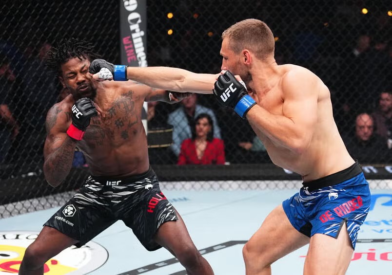Reinier de Ridder punches Kevin Holland